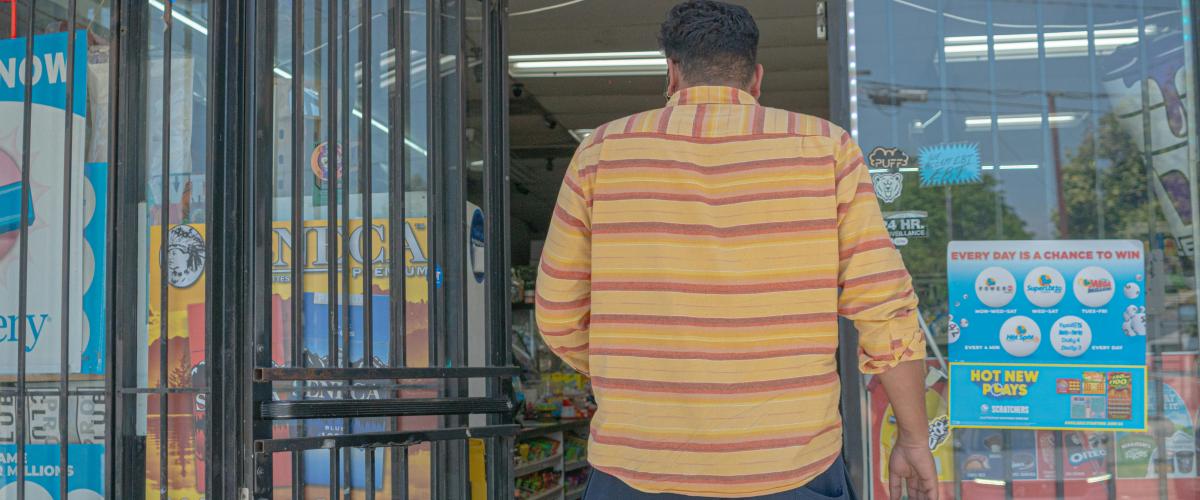 Aš negaliu patikėti!" Šiaurės Karolinos vyras apkabina pardavėją po to, kai laimėjo 2 milijonų dolerių prizą