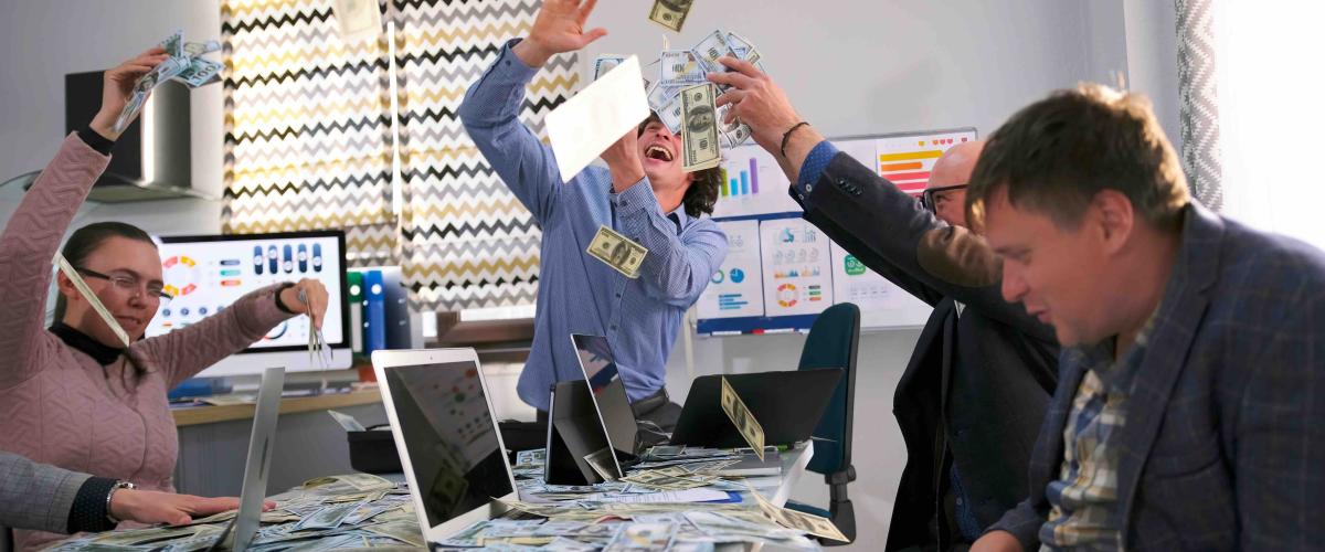 29 kolegų dalijasi 1 milijono dolerių „Powerball“ loterijos prizu Niujorke