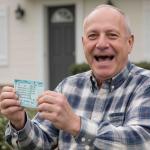 Vėlyvas tėvas palieka knygelę su loterijos numeriais, sūnus laimi 1 mln. svarų "neįtikėtiname" rezultate