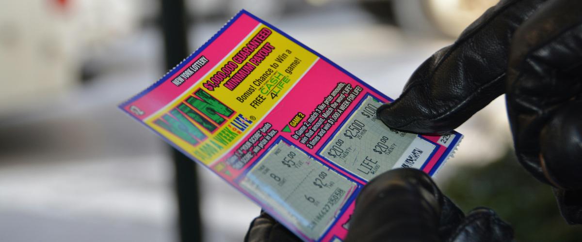 Moterį iš Maryland, laimėjusią 1 milijono dolerių prizą šventinioje loterijoje, lydi vėlai mirusios motinos palaiminimas