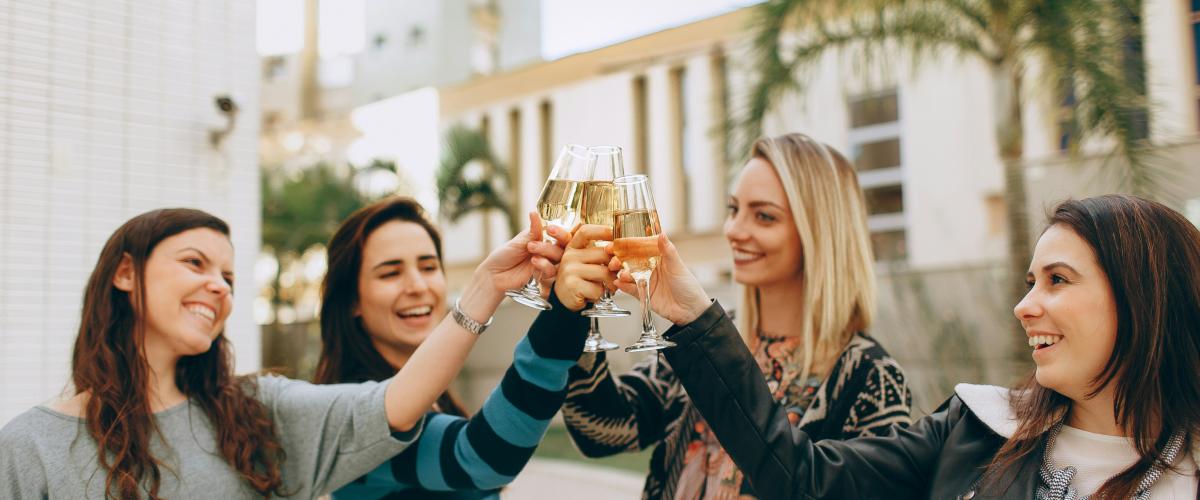 Dvi draugės iš Ilinojaus įrodo kritikams, kad laimėjo 350 000 dolerių „Lucky Day Lotto“ loterijoje