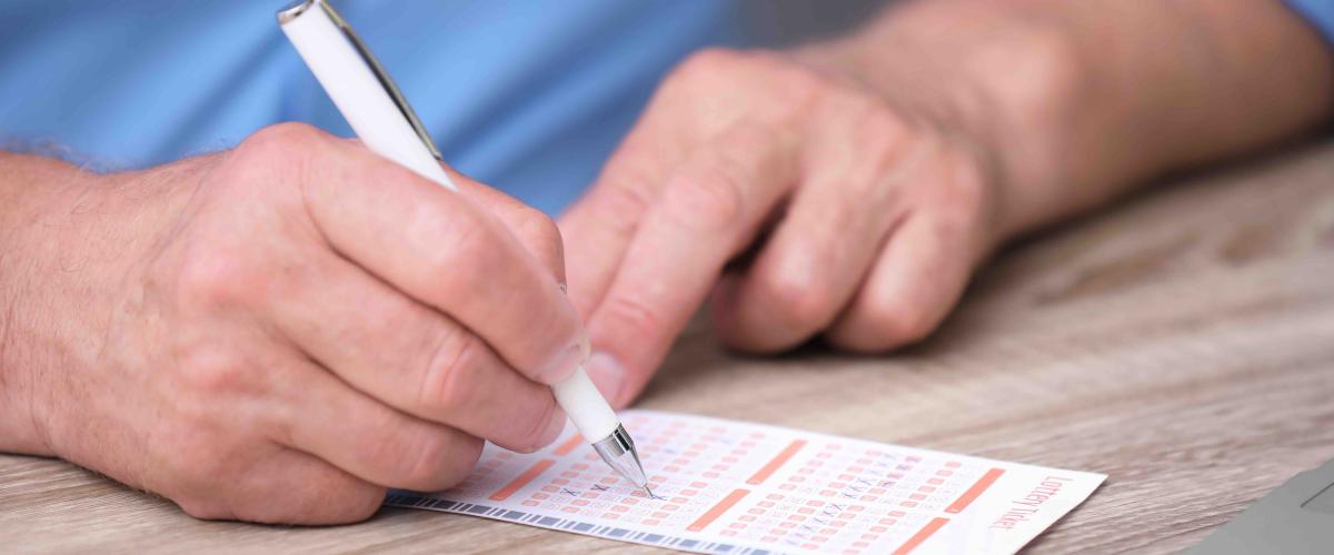 Pensininkas iš Šiaurės Karolinos, dešimt metų žaidęs kiekvieną loterijos žaidimą, laimėjo 2 mln. dolerių Powerball prizą